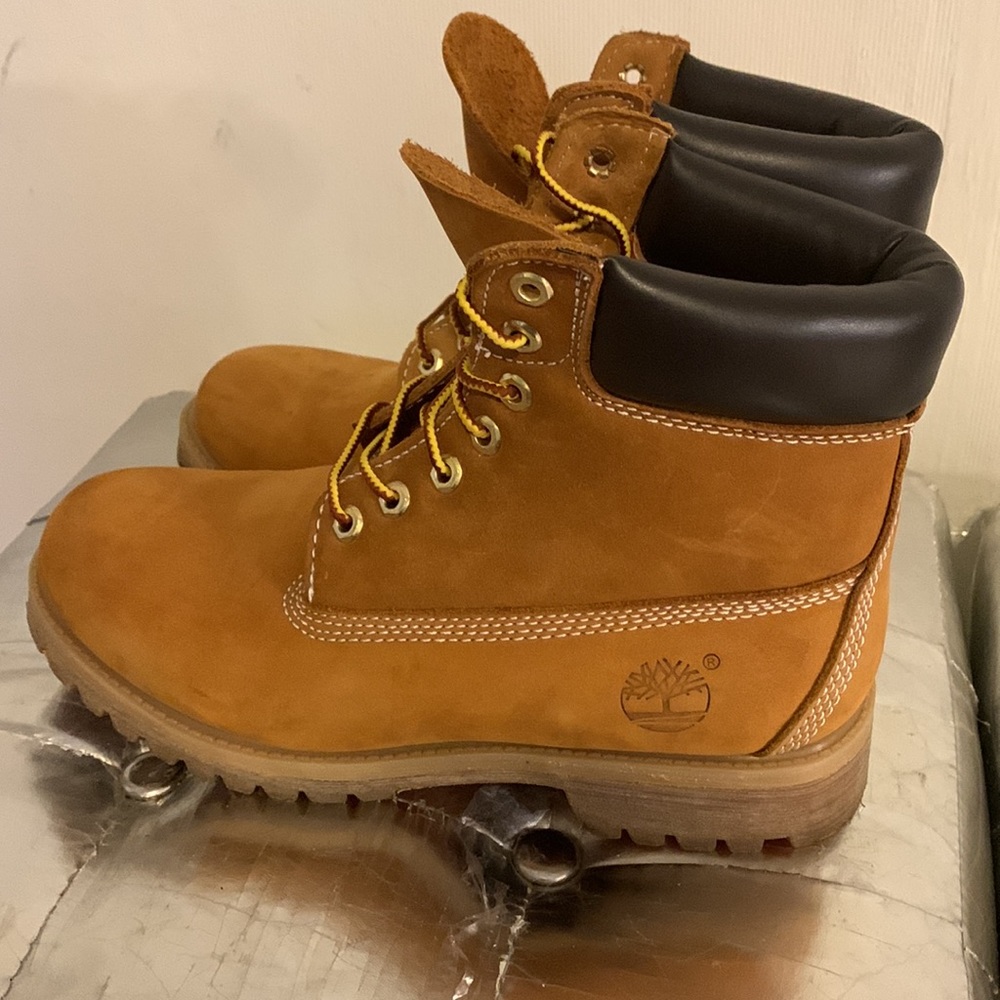 TIMBERLAND tan boots with brown leather on top of boots size 8.5. - Picture 4 of 9